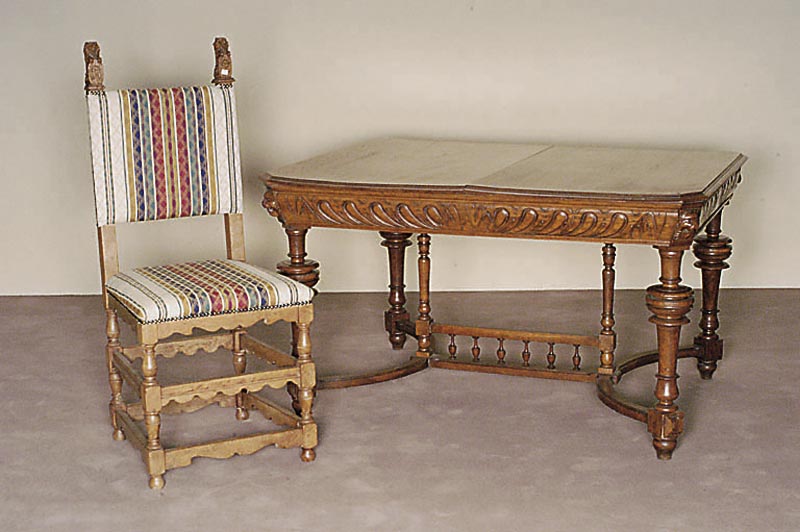 Ausziehtisch, Flandern, um 1880, Eiche massiv, reich gedrechselte Beine, verstrebt, Zarge geschnitzt, auf den Ecken 4 LÖwenkÖpfe, Einlegebretter ...