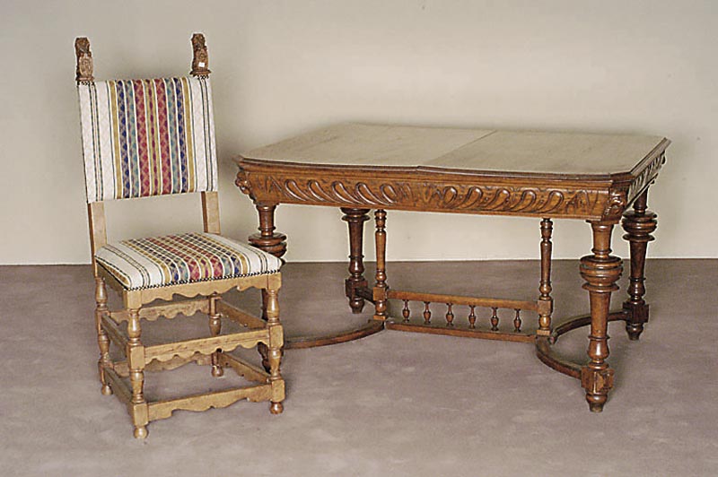 6 StÜhle, deutsch, um 1880, Eiche massiv, gedrechselte Beine, verstrebt, RÜckenlehne mit LÖwen dekoriert, aus dem Vollholz, StÜhle restauriert, ...