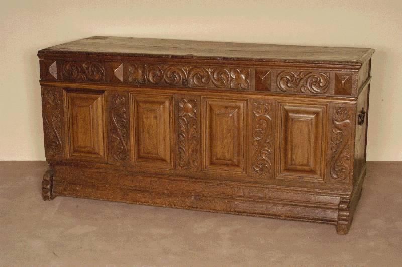 Truhe, deutsch, um 1700, Eiche massiv, SchloßmÖbel, Front mit kissenfÖrmigen FÜllungen, vorragend, Rahmen mit Flachschnitzereien, original ...