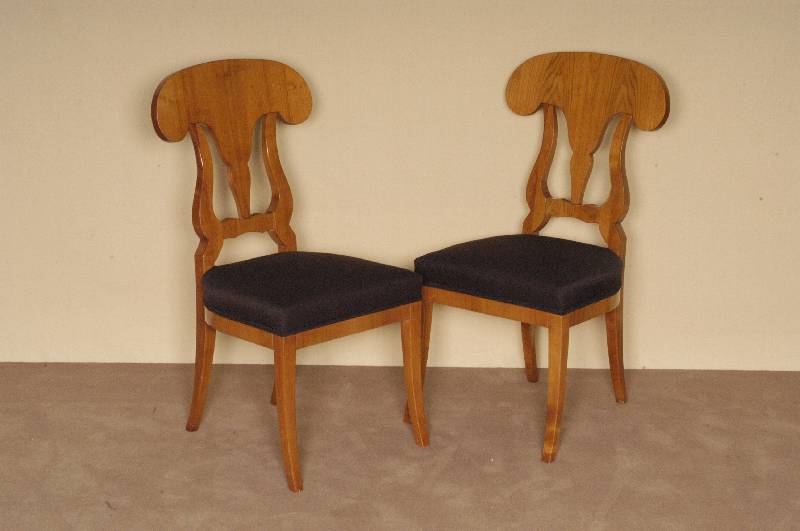 4 StÜhle, Biedermeierstil, Kirschbaum massiv, nach altem Vorbild, sehr stabil, gut gearbeitet, Gebrauchsspuren, ca. 95x47x53 cm, Sh. 45 cm, St. ...
