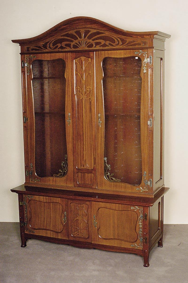 BÜcherschrank, deutsch, um 1900, Korpus Weichholz, Mahagonifurnier, Unterteil mit 2 kleinen TÜren, dekoriert, mit typischen Jugendstilelementen, ...