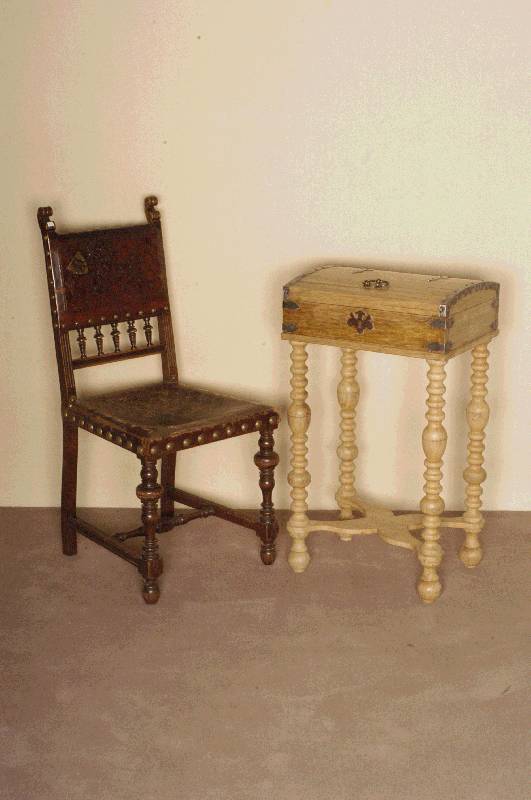 Schatulle, deutsch, um 1900, Eiche massiv, Unterteil wurde in neuerer Zeit dazugearbeitet, reich gedrechselt, Beine und FÜße verstrebt, z.T. ...