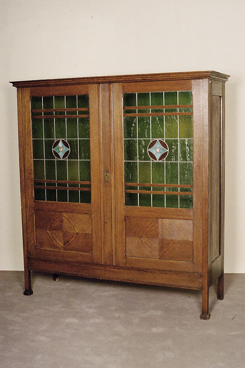 WÄsche- bzw. Vitrinenschrank, deutsch, um 1905, Korpus Eiche massiv, Eichefurnier, auf Rahmen gearbeitet, original Einlegebretter, Front mit ...