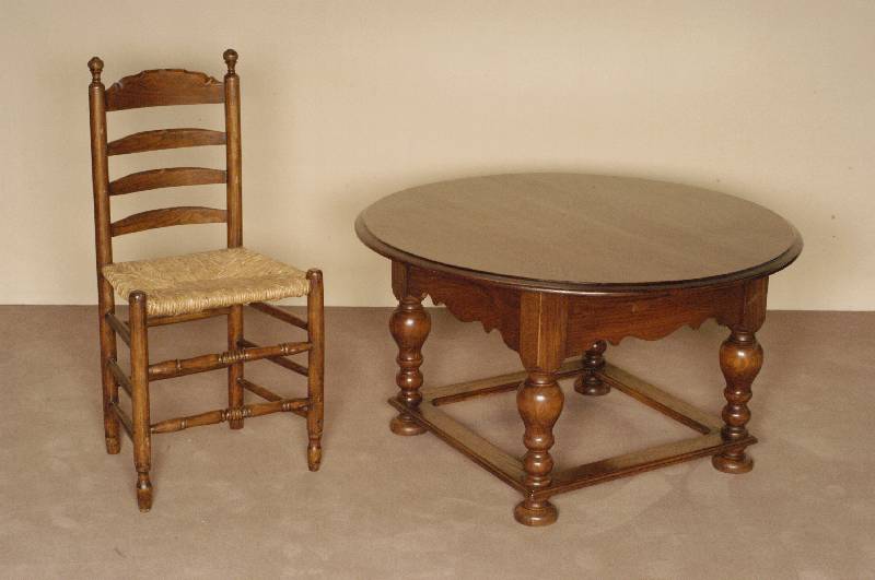 4 StÜhle, Friesland, um 1860, Eiche massiv, gedrechselte Beine, verstrebt, RÜckenlehne leiterfÖrmig aufgebaut, SitzflÄche mit Binsengeflecht, ...