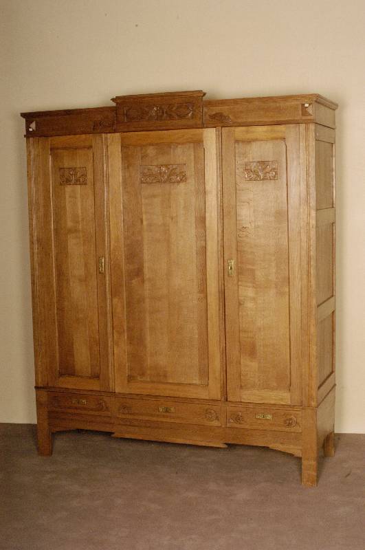 Gaderobenschrank, Flandern, um 1880, Eiche massiv, 3-tÜrig, im Oberteil mit Flachschnitzereien, Kopfleiste 4-fach gestuft, unten mit Schubladen, ...