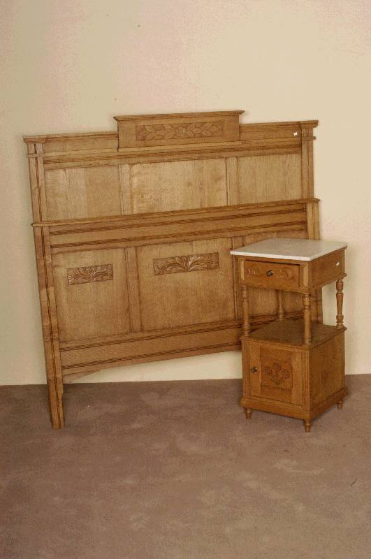 NachtschrÄnkchen, Flandern, um 1880, Eiche massiv, 1-tÜrig, mit Schublade, Marmorplattenabschluß, gelaugt und gewachst, Gebrauchsspuren, ca. ...