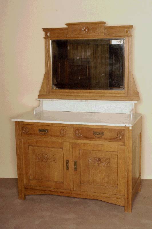 Waschkommode mit Spiegelaufsatz, Frankreich, um 1880, Eiche massiv, auf StollenfÜßen, 4-schÜbig, mit Marmorplatte, SchlÖsser und BeschlÄge ...