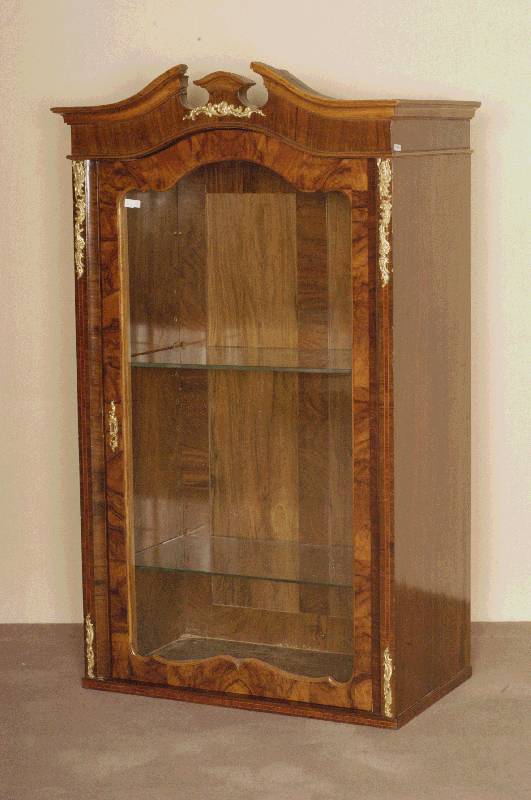 Aufsatz von einer Dresdner Kommode, um 1870, Wurzelholzfurnier, gebogener Kopf, leicht abgeschrÄgte Ecken, mit Messingapplikationen, ...