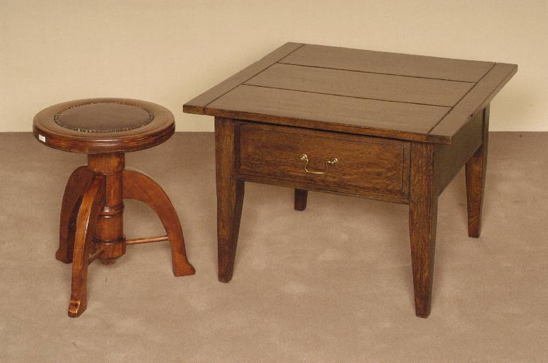 Klavierhocker, deutsch, um 1895, Buche massiv, gedrechselter Fuß, 3-fach ausladend, Gebrauchsspuren, wohnfertig, H. mind. ca. 46 cm, D. 36 cm