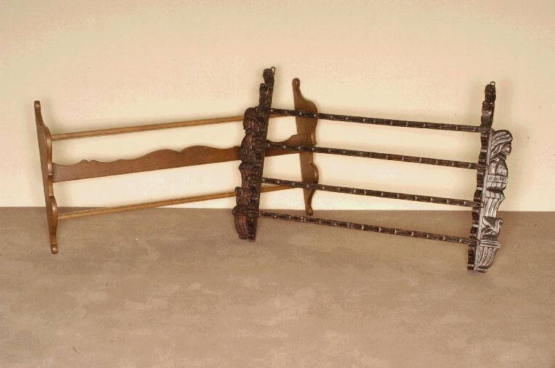 Teller- bzw. Wandboard, Friesland, um 1880, Eiche massiv, verstrebt und geschnitzt, mit HÄngevorrichtung, seitlich zwei LÖwen, seitliche Wangen ...