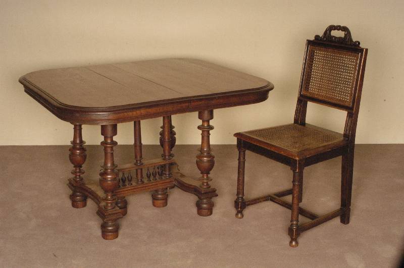 4 StÜhle, Frankreich, um 1880, Eiche massiv, Umgebung Elsaß, gedrechselte Beine, verstrebt , Sitz und RÜckenlehne mit Korbgeflecht, Abschluß ...