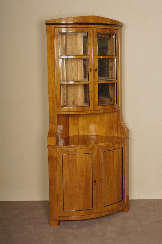 Eckschrank, im Biedermeierstil, Kirschbaum massiv, nach dem Vorbild von 1820/30, unter Verwendung alter Teile, Oberteil verglast, z.T. schwarz ...