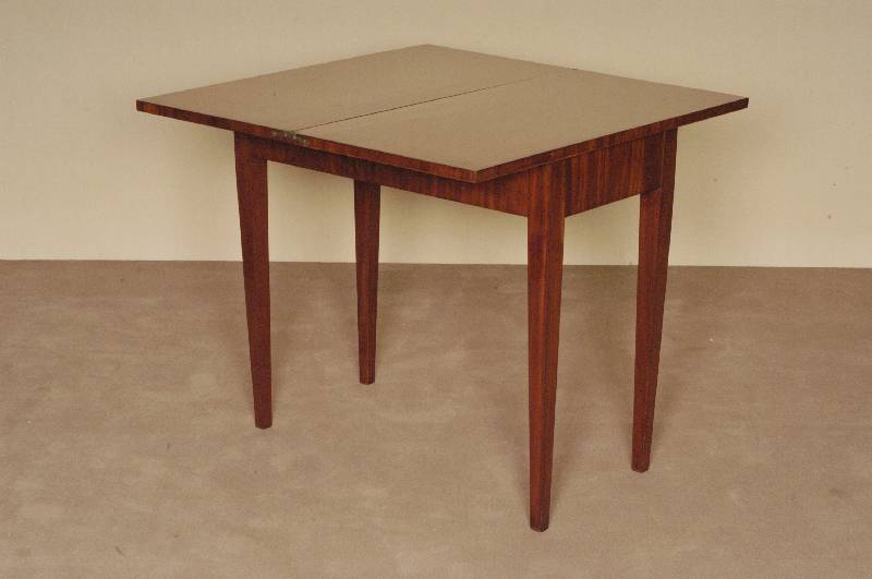 Spieltisch, deutsch, um 1820/30, Biedermeier, Mahagoni massiv, eckige konische Beine, Platte drehbar, als 4-eckiger Tisch aufklappbar, restauriert ...