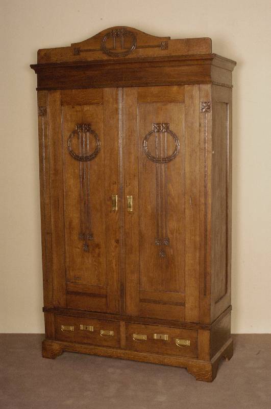 Schrank, deutsch, um 1900, Eiche massiv, unten 2 Schubladen, TÜren mit Flachschnitzereien, Kopfleiste getreppt, restauriert, gelaugt und ...