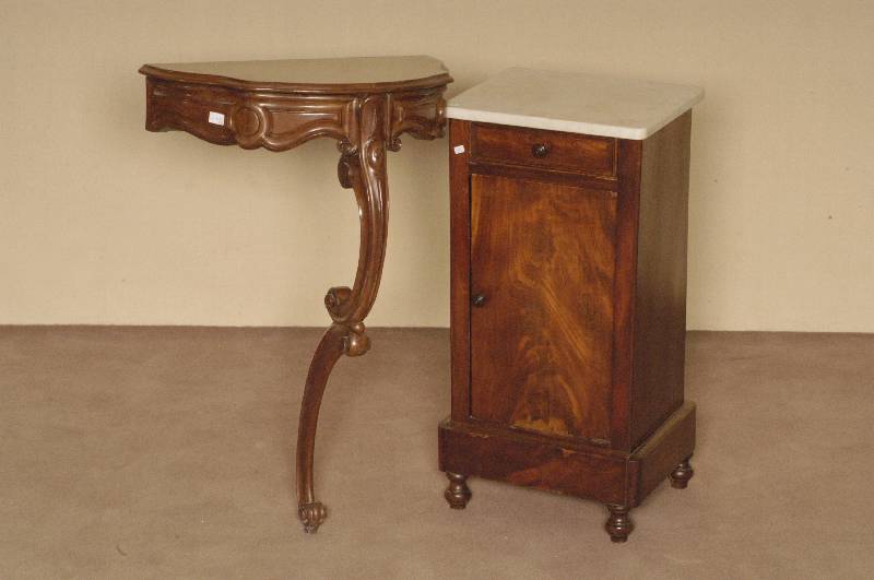 Wandkonsole, deutsch, um 1870, Mahagoni massiv, Mahaognifurnier, Louis-Philippe, geschwungen, Bein in Velutenform verziert, altersbedingte ...