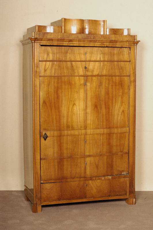 Schrank, deutsch/Berlin, um 1820/25, sogenannter Blender, Korpus Weichholz, dickes Kirschfurnier, vertikal verlaufend 4-fach gespiegelt, Seiten ...