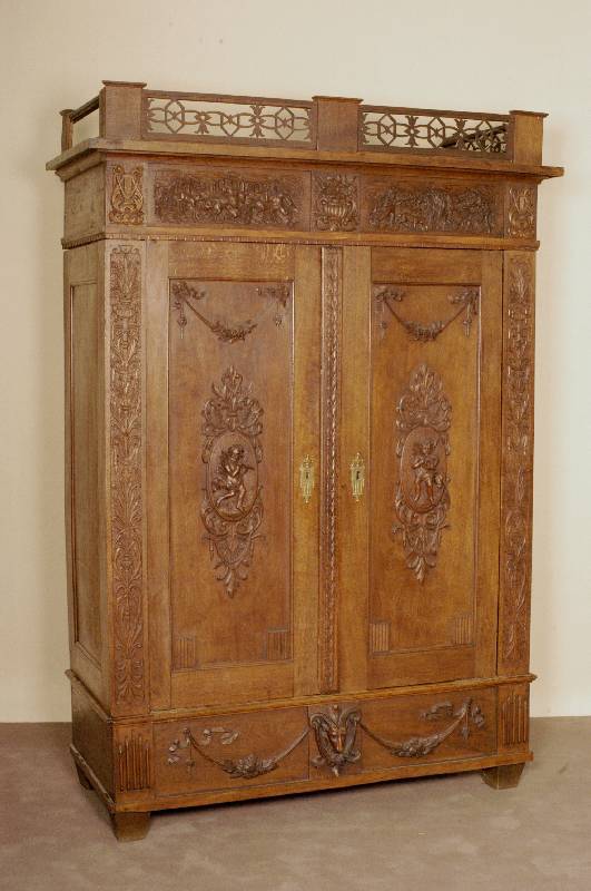 Jagdschrank, deutsch/rheinisch, um 1780/90, Eiche massiv, Front und Seiten auf Rahmen gearbeitet, Lisenen klassizistisch geschnitzt, mit ...