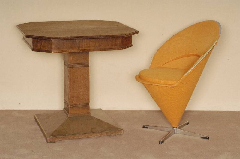 TÜtenstuhl, DÄnemark, Entwurf 1958, Verner Paton, Ausformung aus der Zeit, Stahlblech, Schaumstoffpolsterung, orange- farbener Stoffbezug, ...