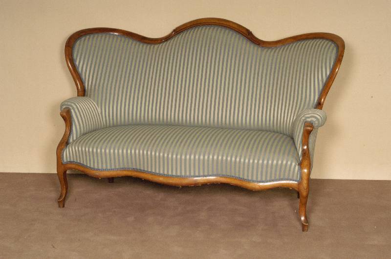 Sofa, sÜddeutsch, um 1840/50, Louis-Philippe, Rahmen Nußbaum massiv, in sich geschweift, sparsamer Rillendekor, Bezug und Polster neu, ...