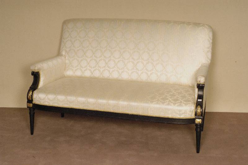 Salonsofa, deutsch, um 1890, Rahmen Buche und Nußbaum, geschwÄrzt bzw. lackiert, sparsame Schnitzerei, Velutenabschluß, Polster und Bezug ...