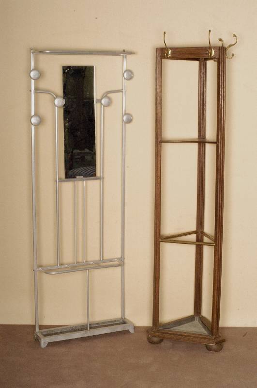 ArtDeco-Garderobe, Frankreich, um 1930, Aluminium, Hutablage, Kleiderhaken, Spiegel, SchirmstÄnder mit Tropfwanne, leichte Gebrauchsspuren, ca. ...