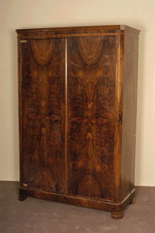 SpÄtbiedermeierschrank, sÜddeutsch, um 1840/50 , Korpus Weichholz, Wurzelnußfurnier gespiegelt, schÖnes Gesamtfurnierbild, leicht ...