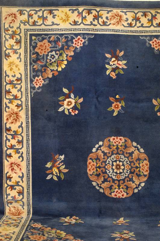 China, ca. 50 Jahre, Wolle auf Baumwolle, ca. 393 x 290 cm, SchÄtzwert: 3500.- EURO, EHZ: 2, florales mittel Medaillon in einem ruh igem ...