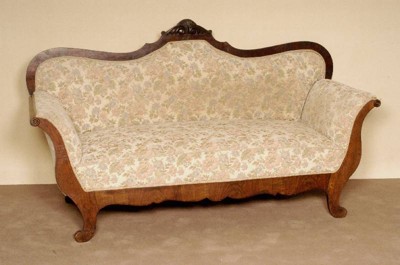 Sofa, deutsch, um 1835, Weichholz, Wurzelnußfurnier, aufgesetzte Schnitzerei, Zarge und Lehne 3- bzw. 4-fach geschweift, Rosetten leicht ...