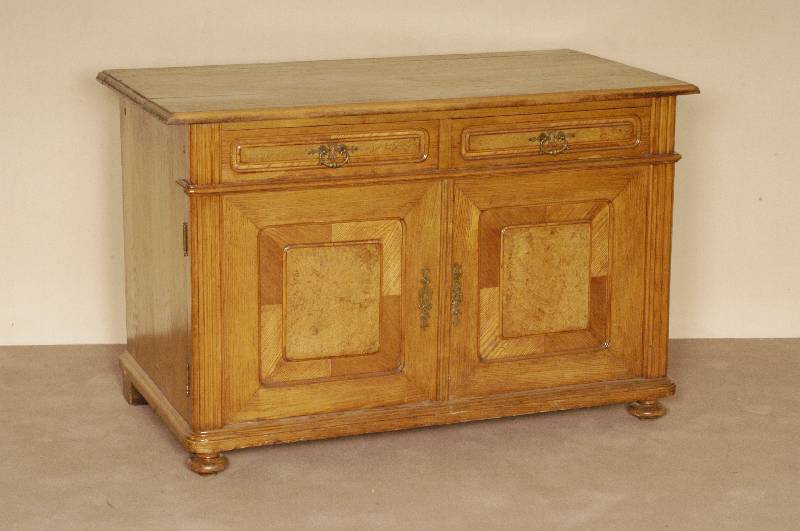Kommode, sÜddeutsch, um 1880, GrÜnderzeit, Korpus Weichholz/Hartholz, Ahornwurzel gespiegelt, Front auf Rahmen gearbeitet, Lisenen doppelt ...