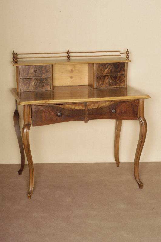 Damenschreibtisch, deutsch/Pfalz, um 1840/50, Nußbaum, Nußbaumfurnier, z.T. gespiegelt, Beine geschweift und gerieft, Galerie ergÄnzt, alte ...