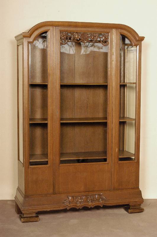 Vitrine, deutsch, um 1922/26, Korpus Weichholz und Eiche massiv, dickes Eichefurnier, GlÄser facettiert, aufgesetzte Schnitzereien, doppelt bzw. ...