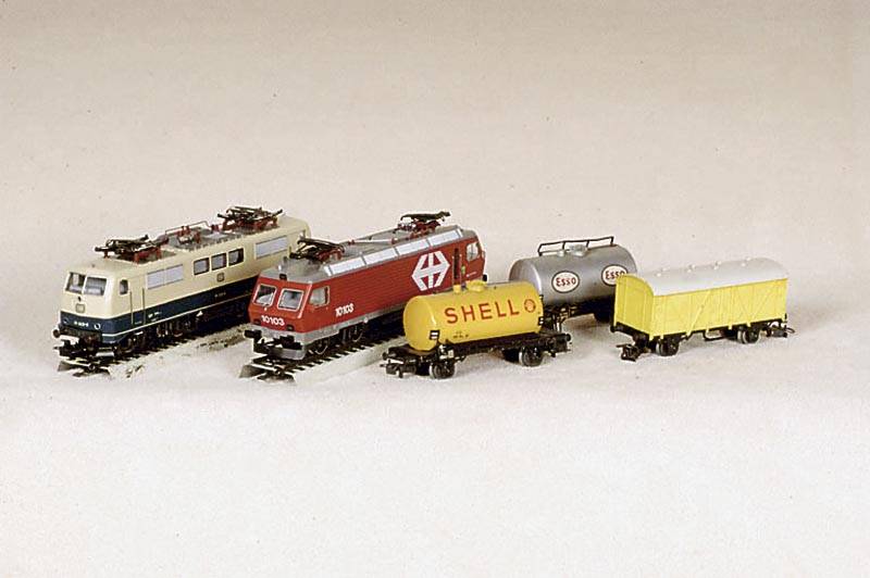 Konvolut MÄrklin, Überwiegend aus den 60er/70er Jahre, teilw. auch 80er Jahre, Spur HO, bestehend aus: E-Lok, Nr. 3042, BR 111, im orig. Karton; ...