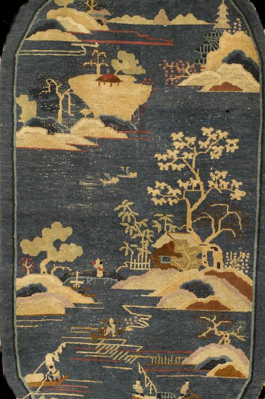 Pao Two (oval), China, um 1900, Wolle auf Baumwolle, ca. 181 x 63 cm, Schätzwert: 1500.- EURO, EHZ: 4. Schöner Eis-blauer Grundton. Sel ten in ...