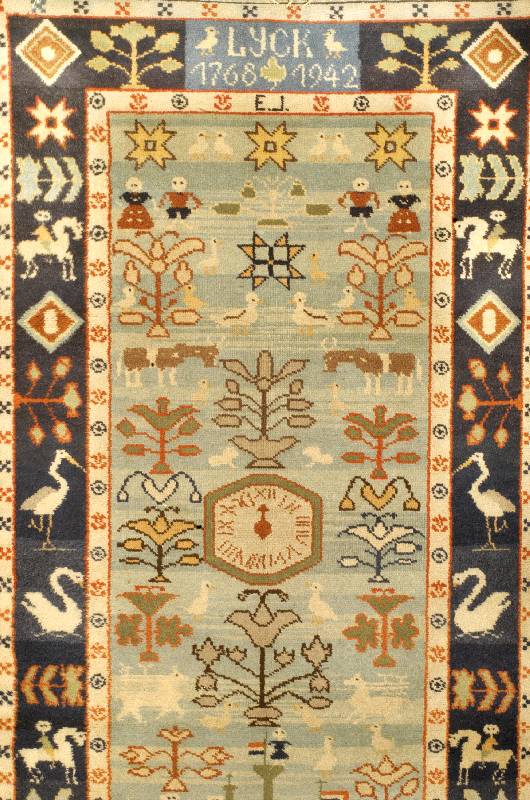 Jubelium Teppich datiert, Polen, um 1942, Wolle auf Baumwolle, ca. 193 x 107 cm, Schätzwert: 1800.- EURO, EHZ: 3