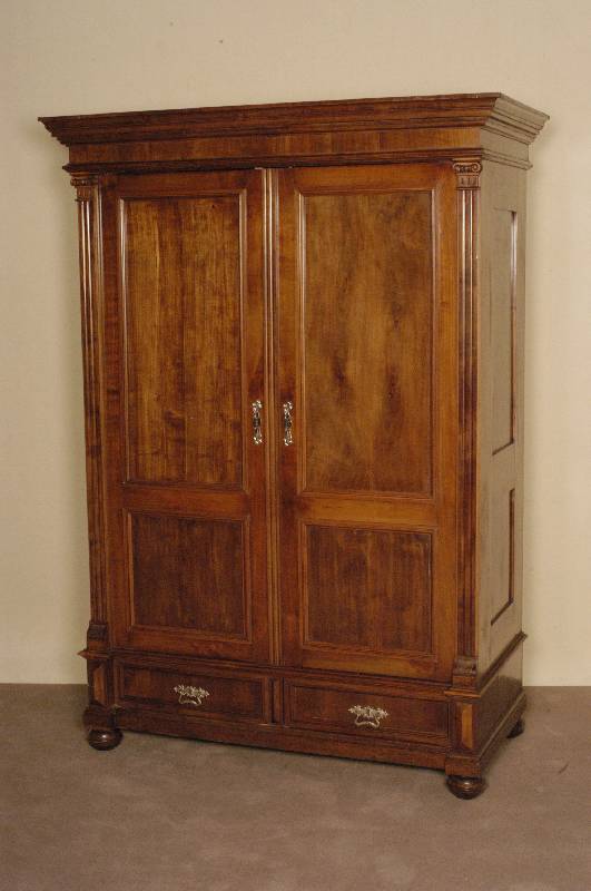 Schrank, deutsch, um 1900, Kirschbaum und Birnbaum massiv, Kirschholzfurnier, zweitÜrig, 2 Sockelschubladen, originale nußbaumfarbene Politur, ...