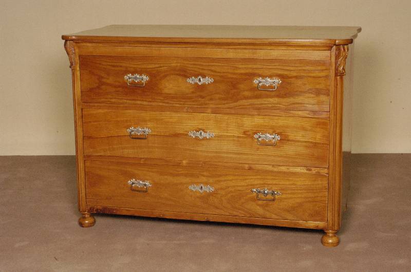 Kommode, deutsch, um 1870, Ulme massiv, dreischÜbig, BeschlÄge nicht original, Alters- und Gebrauchsspuren, ohne SchlÜssel, ca. 89x126x63 cm