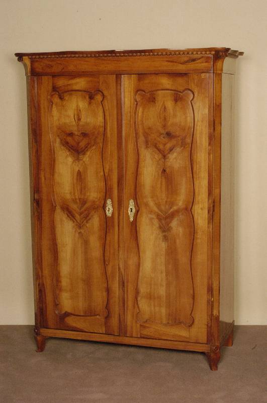 Schrank, deutsch, um 1850/60, Kirschholz massiv, Kirschholzfurnier, zerlegbar, die TÜren mit ausgesuchtem Furnier gearbeitet, Schlagleiste und ...