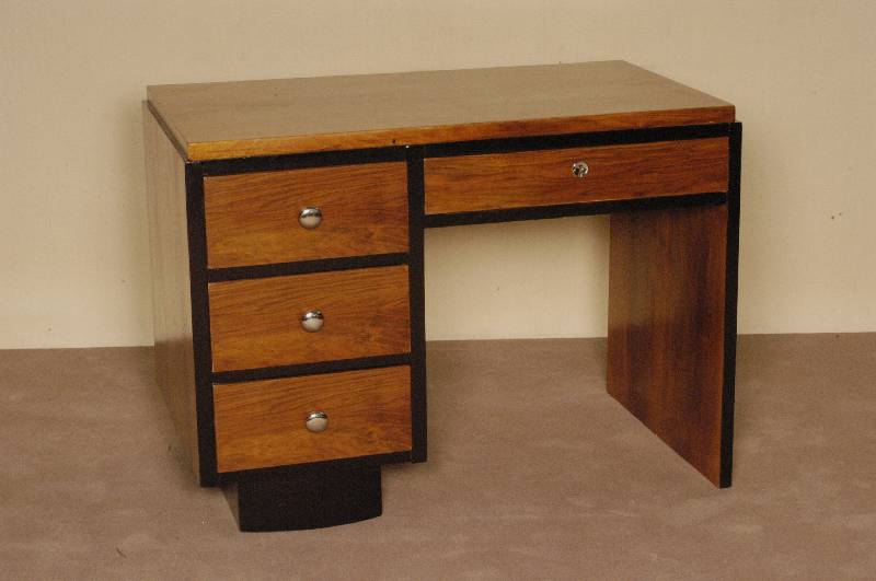 ArtDeco-Schreibtisch, Frankreich, um 1920, kaukasischer Nußbaum in gespiegeltem Bild furniert, Sockel und Kanten ebonisiert, vier gerÄumige ...