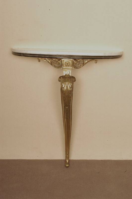 Konsolentisch, Paris, um 1940, sehr fein ausgearbeitete massive Bronze mit schÖner gewachsener Patina, polierte weiße Marmorplatte aufliegend, ...