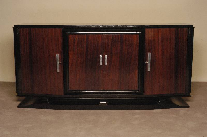 ArtDeco-Sideboard, Frankreich, um 1920, Riopalisander in gespiegeltem Bild furniert, z.T. schwarz abgesetzt, viertÜrig, elegant geschwungener ...