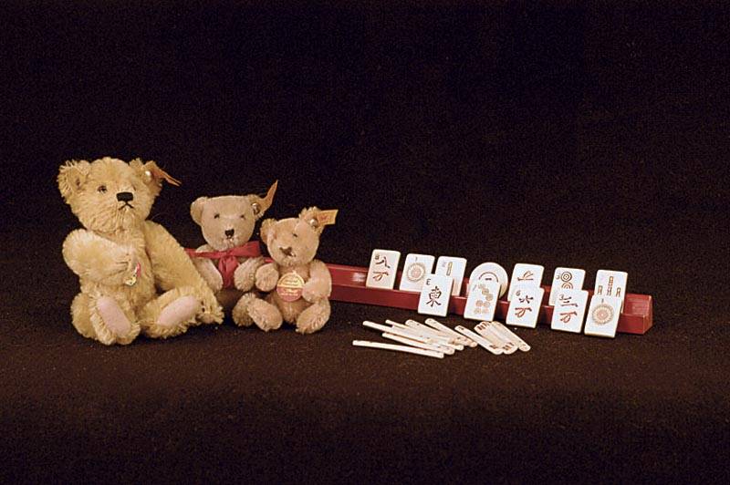 Mah-Jongg-Spiel, um 1900, komplett mit Spielleisten, Kunststoffspielsteinen, RechenstÄbchen aus Elfenbein, mit Spielanleitung, diese spÄter, l. ...