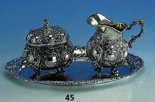 Sahnegießer und Zuckerschale auf Tablett, 800er Silber, Hanau um 1910/15, reicher Dek Zuckerdose mit Deckel und Klappscharnier, total ca. 745 g