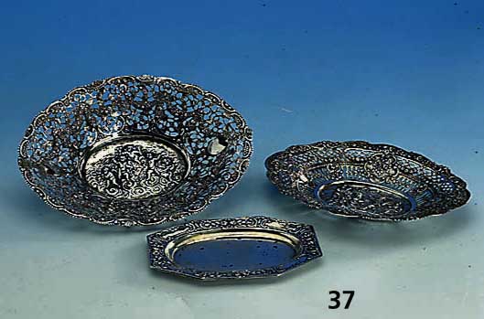 Konvolut 2 AnbietschÄlchen, 800/835er Silber, Hanau um 1910 bzw. 50er Jahre, Durchbrucharbeit, reicher Dekor, aufwendig, dazu kl. Tablett, 800er ...