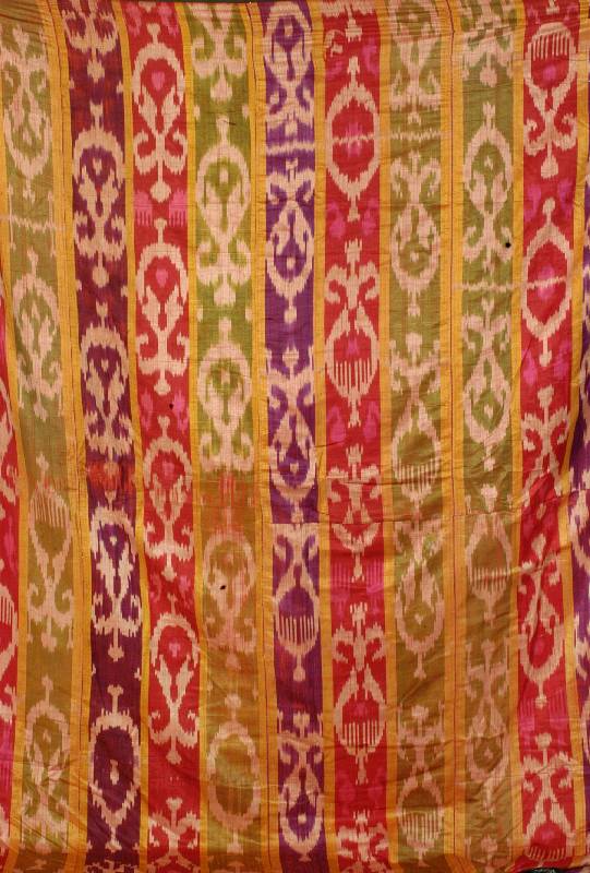 Seiden Ikat, Uzbekistan, um 1900, aus 5 Bah nen, Zusammengesetzt, Stoffhinterlegt, ca. 214 x 164 cm. Schätzwert: 2000,- EURO. Ehz: 2. Se hr selten ...