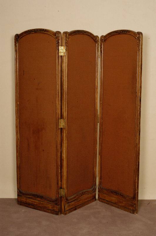 Paravent, wohl Frankreich, um 1900, 3-tlg., Korpus Nußbaum massiv, gerieft bzw. doppelt gerieft, Akanthusblatt- und BlÜtenverzierung, Bespannung ...