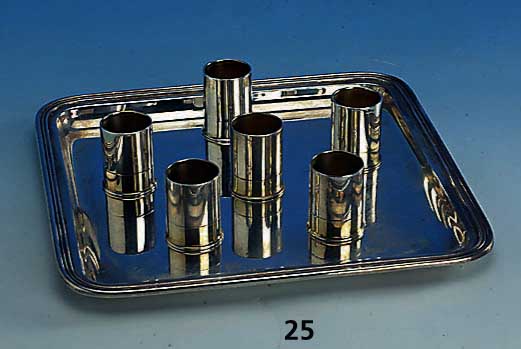 6 Schnapsbecher auf Tablett, 925/800er Silber, Becher innen vergoldet, H ca. 5 cm, Tablett ca. 27 x 27 cm, total ca. 665 g