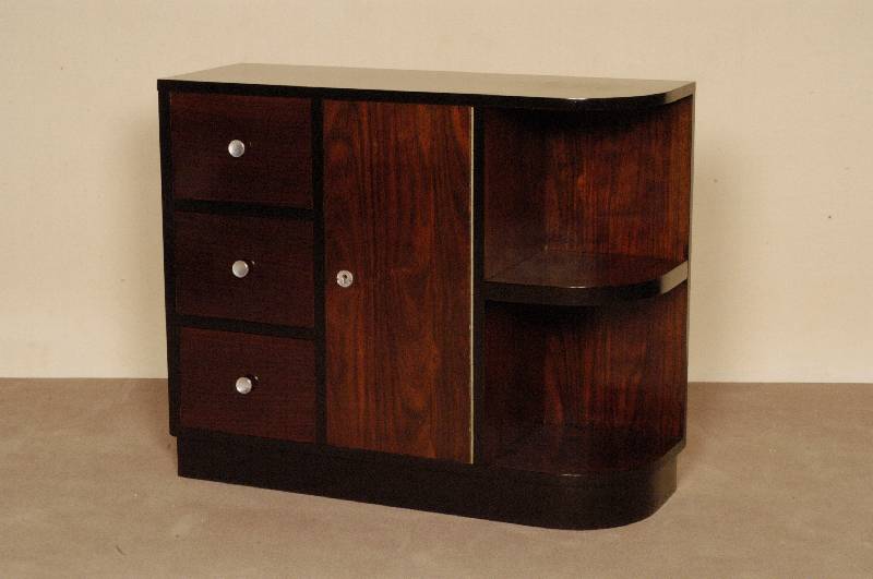 kleines ArtDeco-Sideboard, Frankreich, um 1920 Riopalisander in schÖnem Bild furniert, Kanten und Sockel schwarz abgesettz, abschließbare TÜr ...