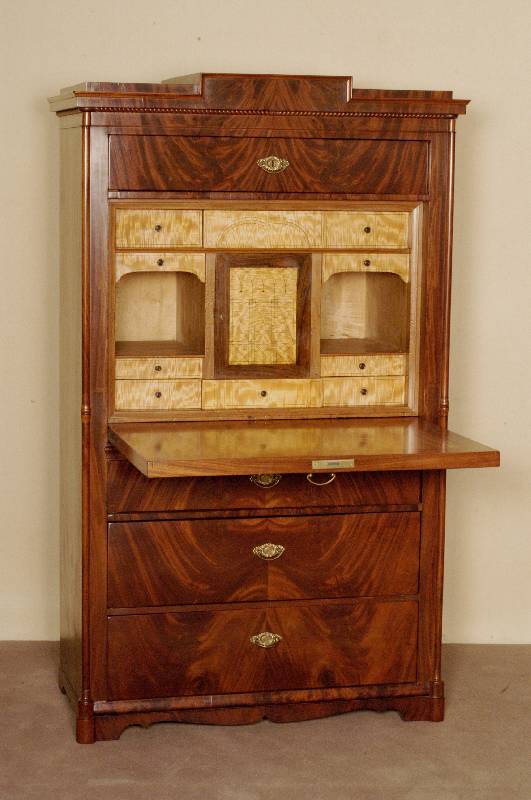 SekretÄr, deutsch, um 1840, SpÄtbiedermeier, Korpus Weichholz, Mahagonifurnier, Ecken abgesetzt mit runden Leisten, Abschluß mit gedrechselten ...