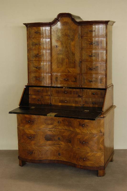 AufsatzmÖbel a-troi-corps, Kurpfalz/wohl Heidelberg, um 1740/50, schÖne tiefe Schweifung, 3 Schubladen, Korpus Weichholz, ausgesuchtes Material, ...
