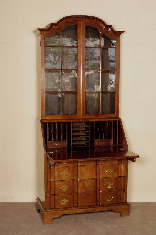 AufsatzsekretÄr, England, um 1900, Mahagoni massiv, zweites Barock, Unterteil vertikal gebogen, sogenannter Orgelschwung, 4-schÜbig, hinter der ...